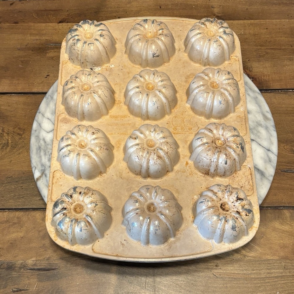 VTG Bundt‎ Nordic Ware Pumpkin Patch Fluted Muffin Pan